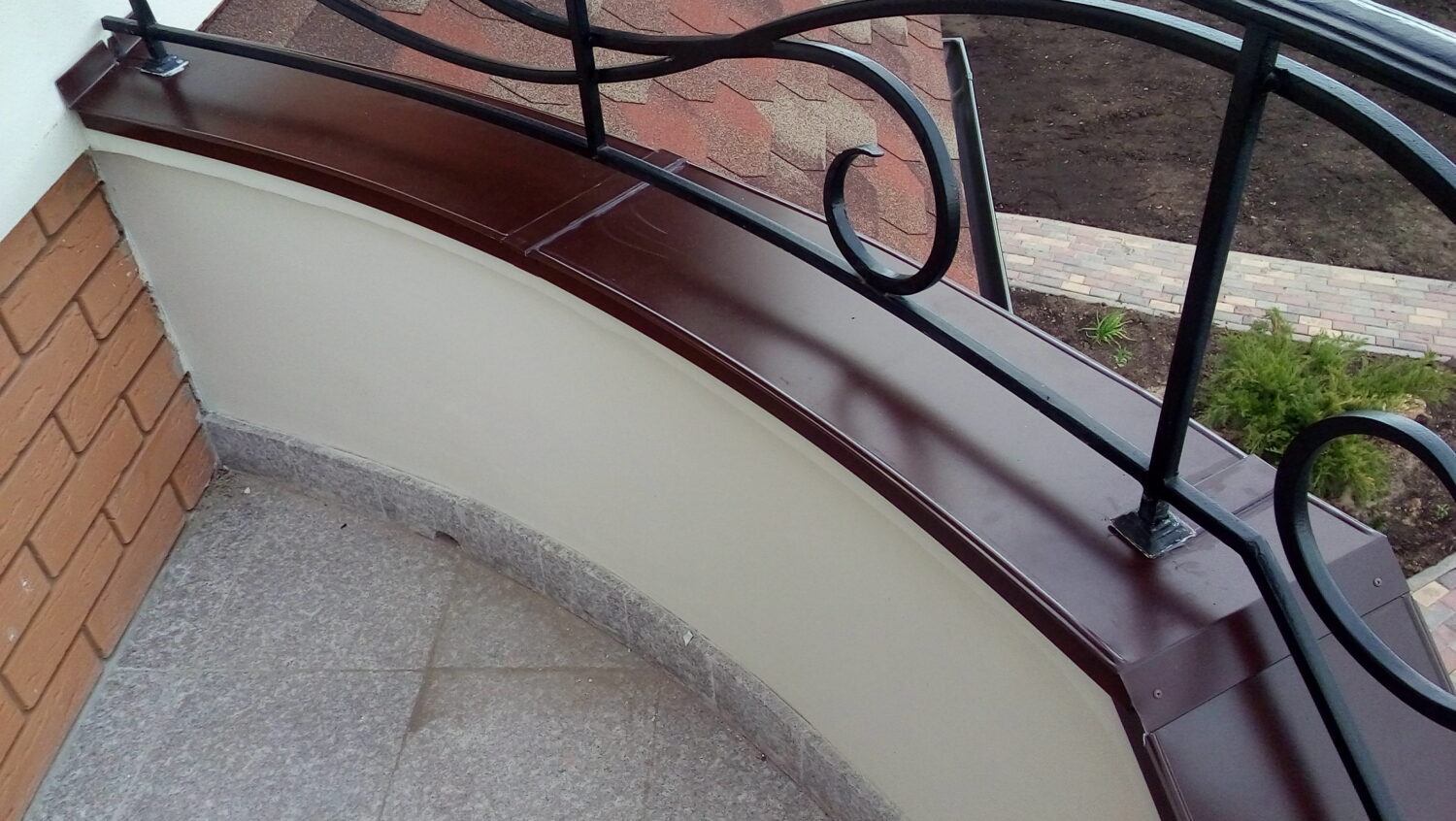 Радиусный парапет на балконе